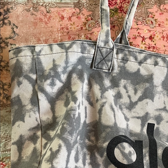 ALO|Yoga Gray Tie Dye Tote Shopper Bag|GUC - Picture 5 of 8
